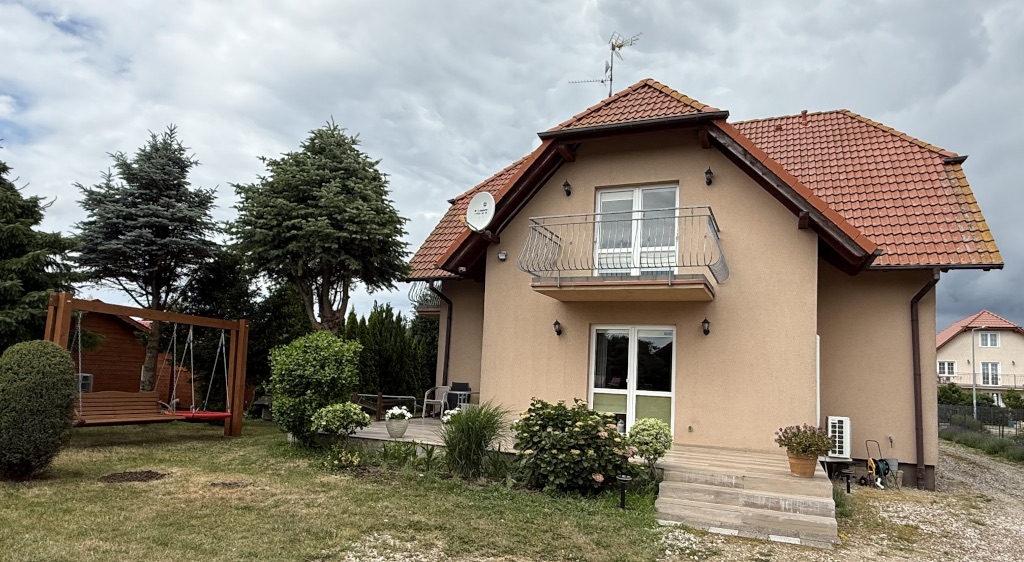 Obiekt od strony parkingu